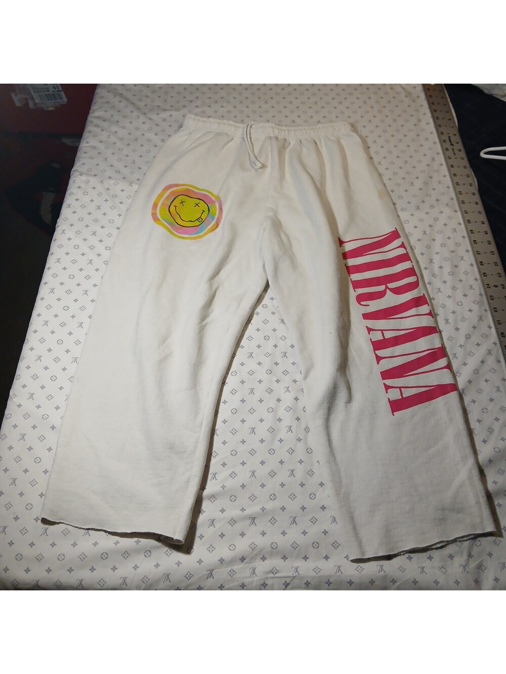 Nirvana White Cropped Sweatpants Smiley Graphic Lounge Pants Soft Size L Large
